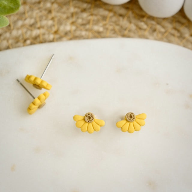 Daisy Stud in Yellow