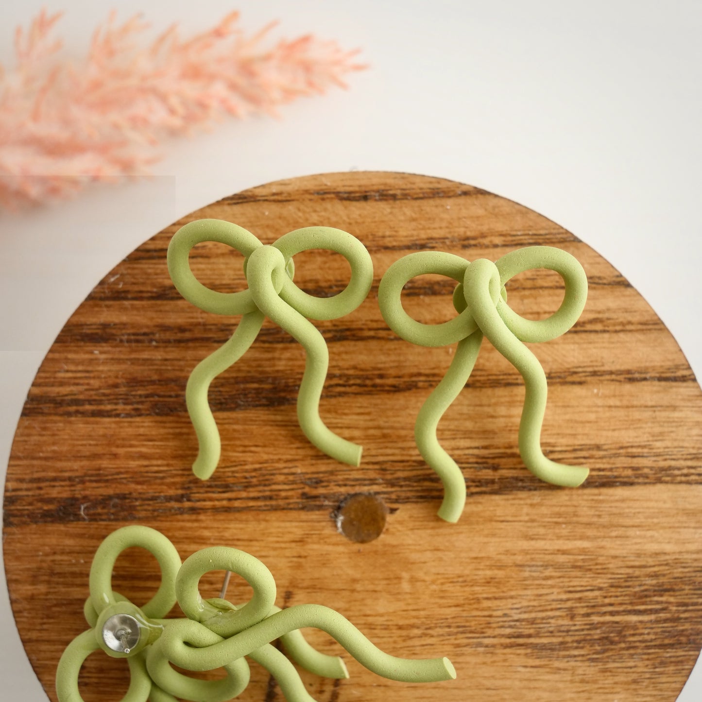 Skinny Loop Bow Studs in Green