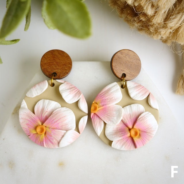 Carden Circle Dangles in Tropical Floral in Pink